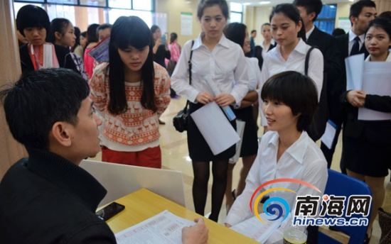 文昌舉辦畢業(yè)生供需見面會(huì)近百家企業(yè)單位參加